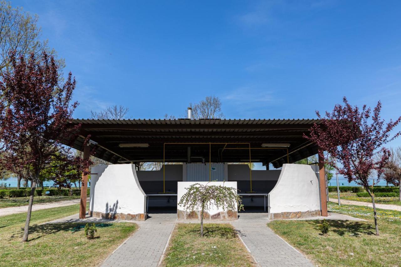 Aranypart Camping & Apartments Шиофок Экстерьер фото