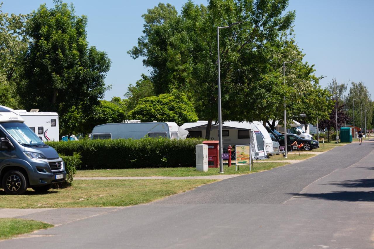 Aranypart Camping & Apartments Шиофок Экстерьер фото